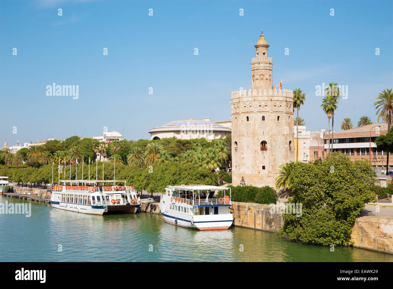 Sevilla - der mittelalterliche Turm Torre del Oro am Ufer des Guadalquivir. Stockfoto