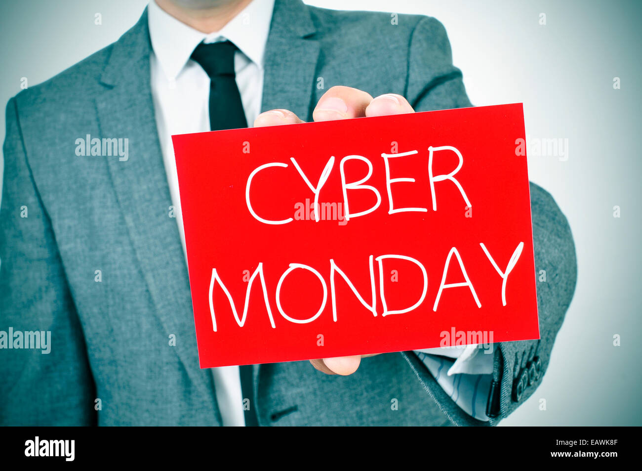 ein Mann in Anzug zeigt ein rotes Schild mit dem Text Cyber Montag geschrieben Stockfoto