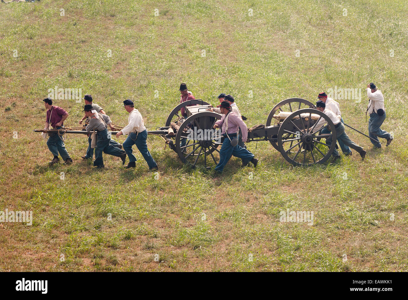 Eine Kanone ist auf das Spielfeld während Civil War Reenactment gebracht. Stockfoto