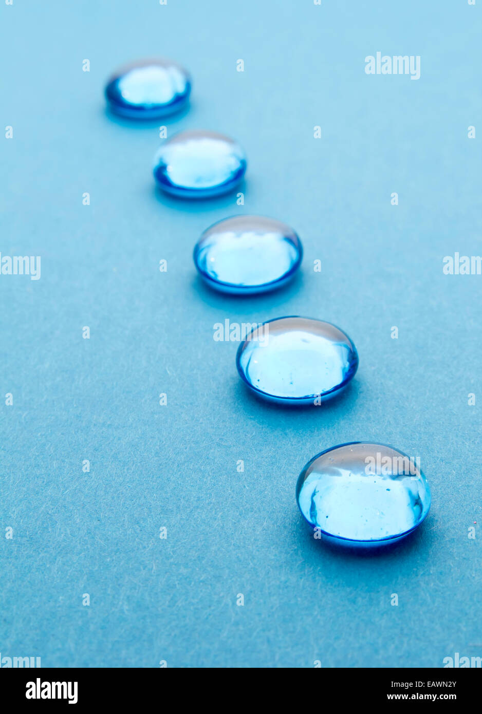 Glasperlen auf blauem Hintergrund, selektiven Fokus Stockfoto