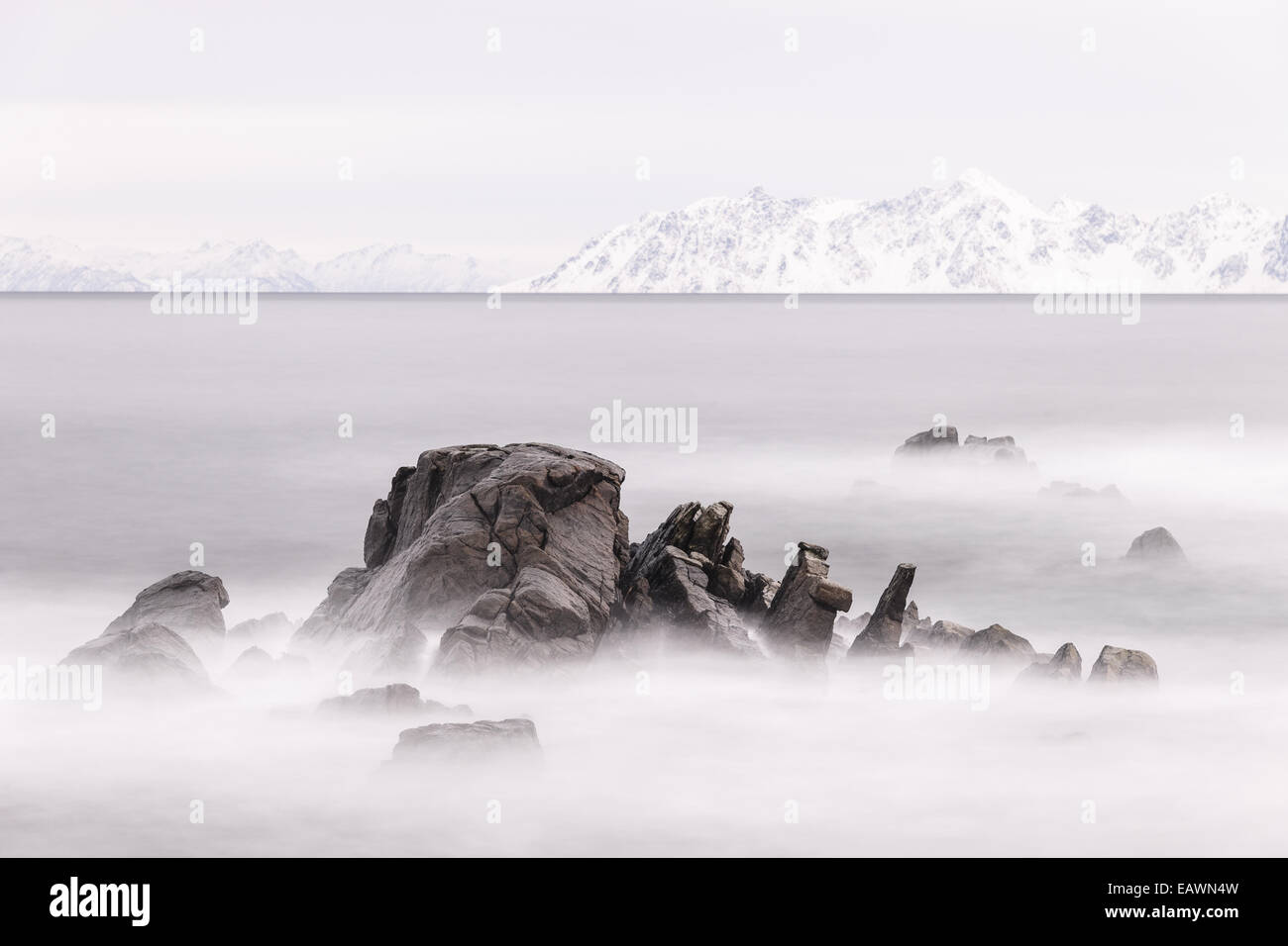 Umringt von schneebedeckten Felsen und fernen Berge Meer Stockfoto