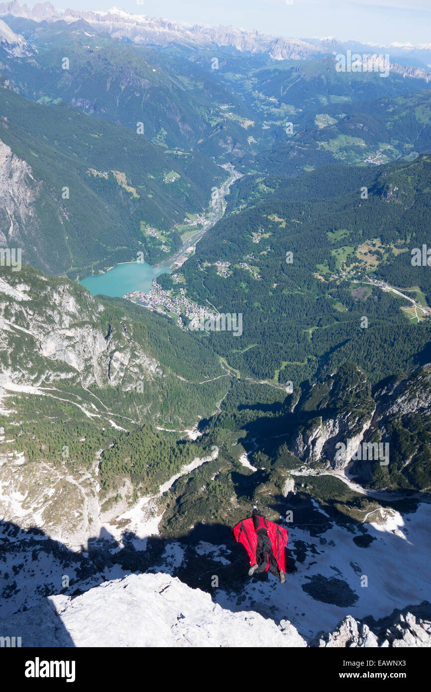 Base-Jumper wird von einer Klippe hinunter in das tiefe Tal beendet. Dabei ist er in einem Wingsuit Tarif Weg von den Felsen zu fliegen. Stockfoto