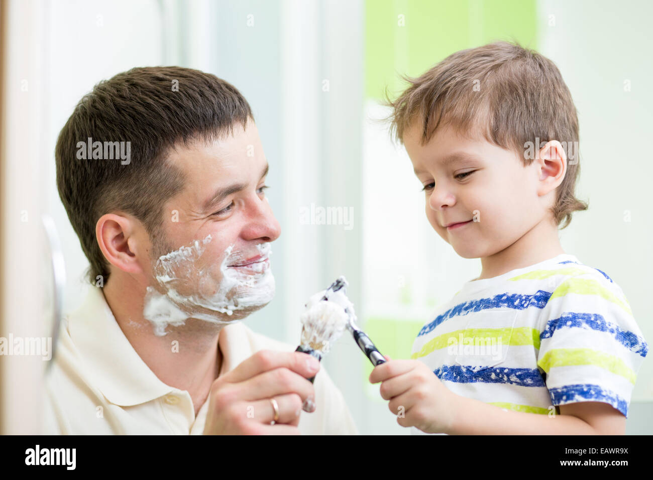 Vater und Sohn rasieren im Bad Stockfoto