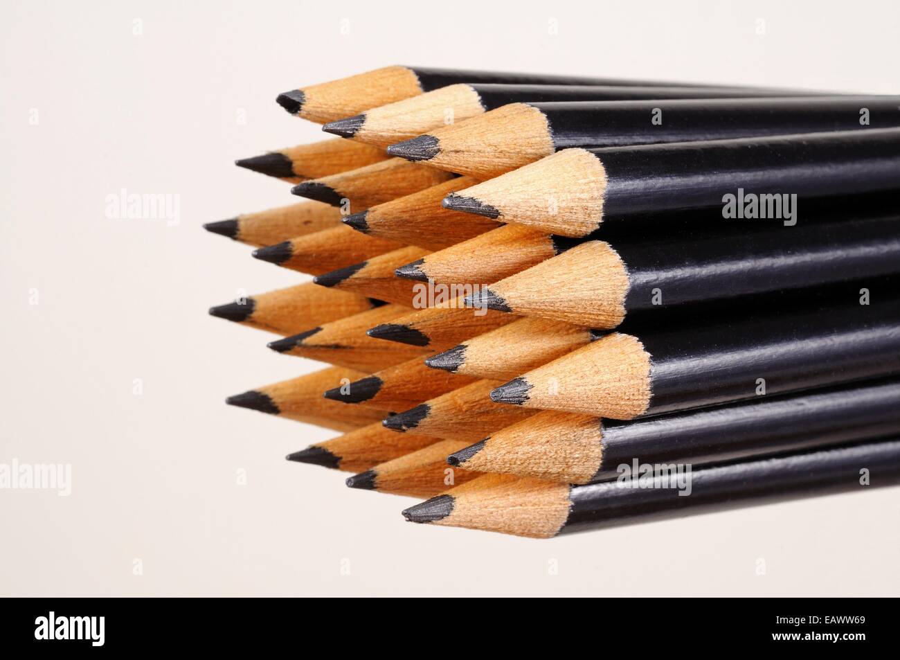 Schwarze Bleistifte zeigt die neu geschärften Spitzen. Stockfoto