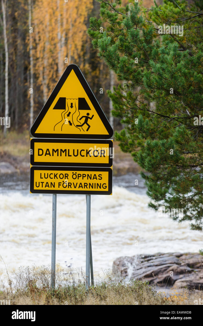 Schild Warnung eines überlaufenden Flusses am Ufer eines Flusses Stockfoto