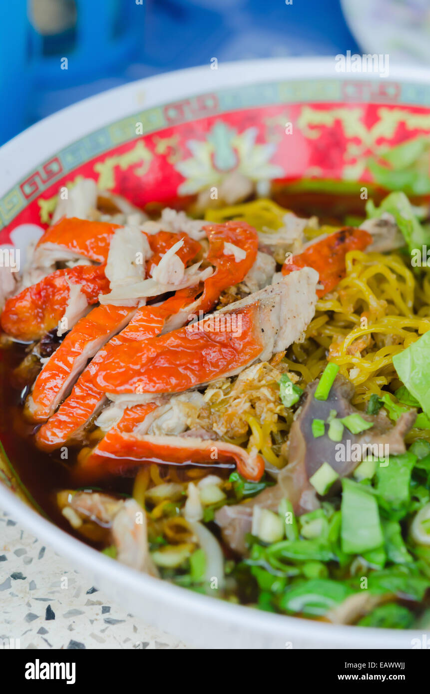 gelbe Nudeln mit Ente Stockfoto