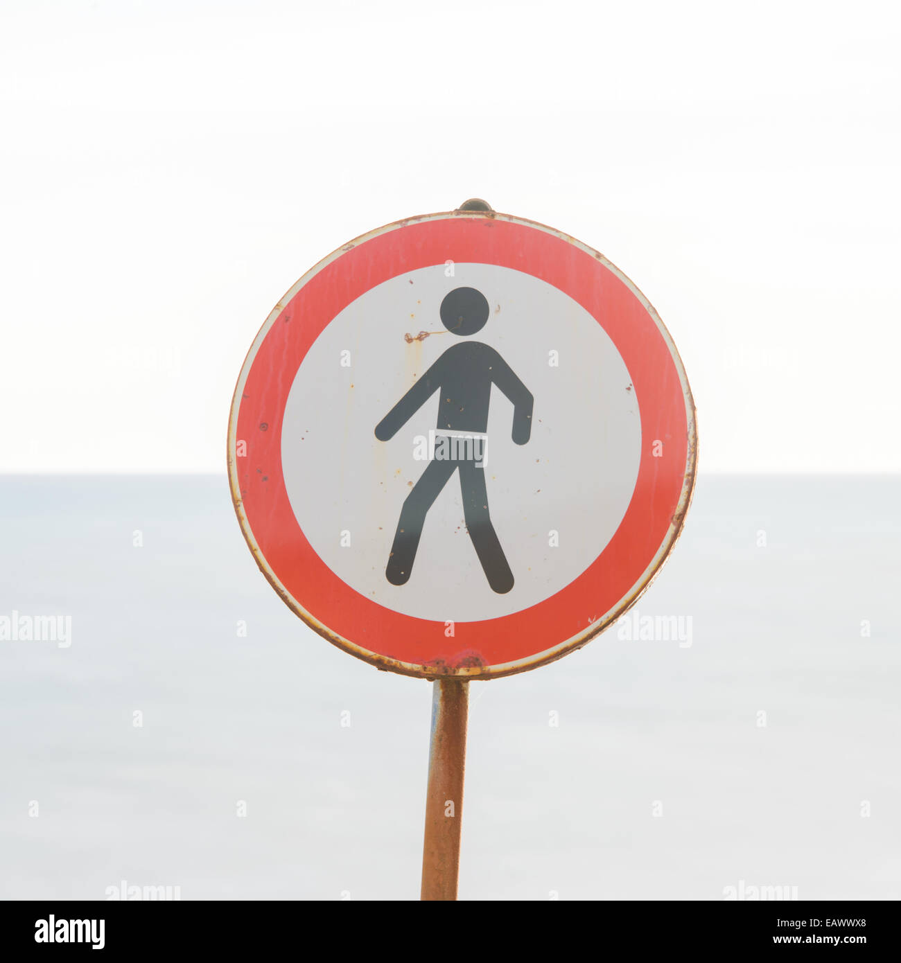 Nahaufnahme von einer Fußgängerzonen Zeichen vor den Ozean Stockfoto