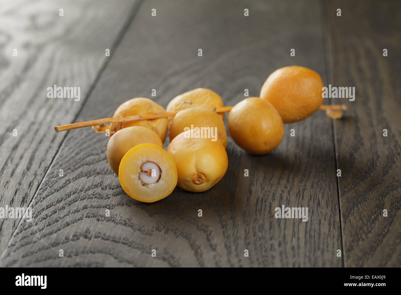 frische rohe Datteln auf Tisch, Eiche Altholz Stockfoto