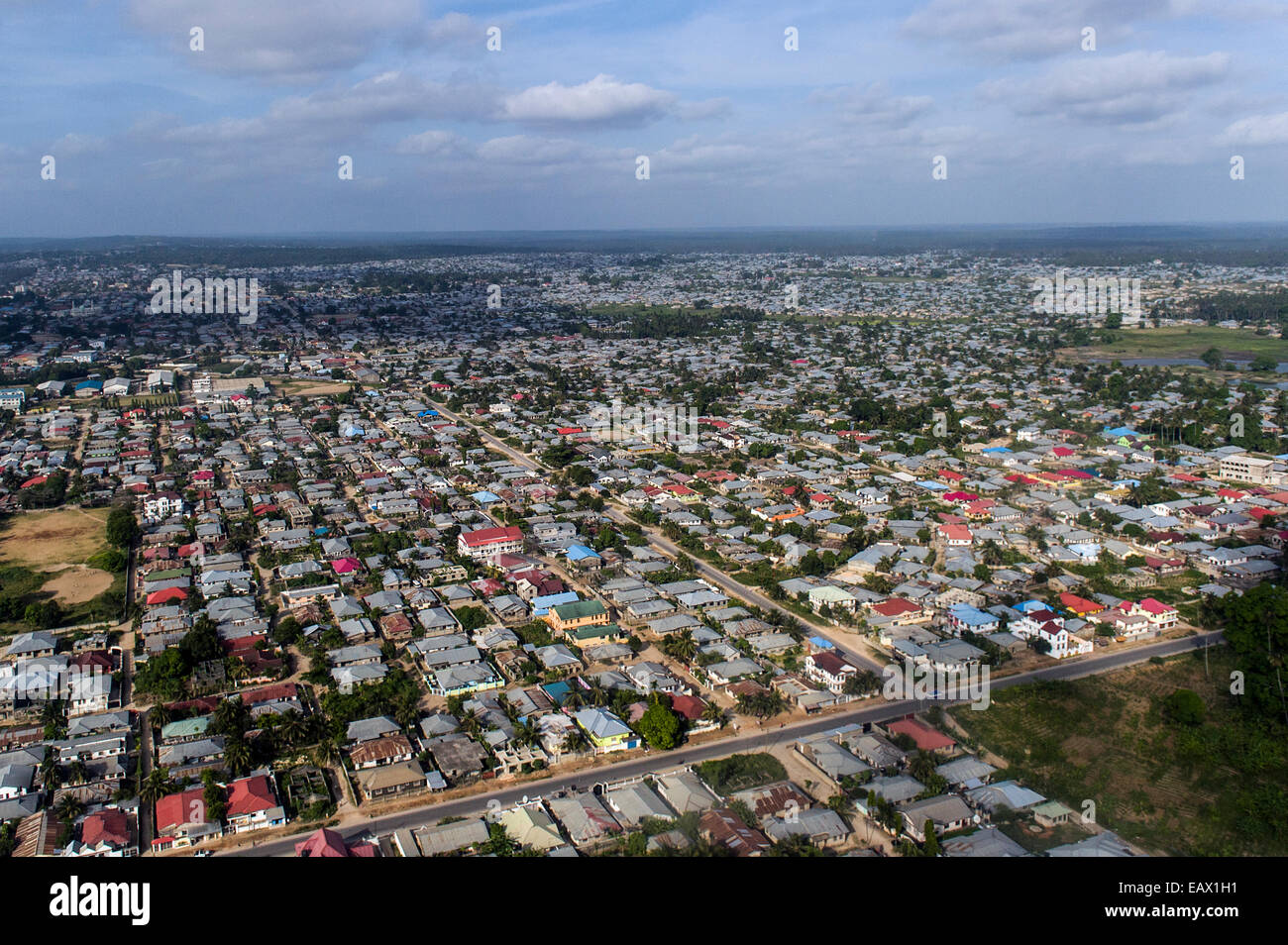 Eine dicht besiedelte Vorstadtgemeinschaft drängten sich um Zersiedelung von Dar Es Salaam. Stockfoto