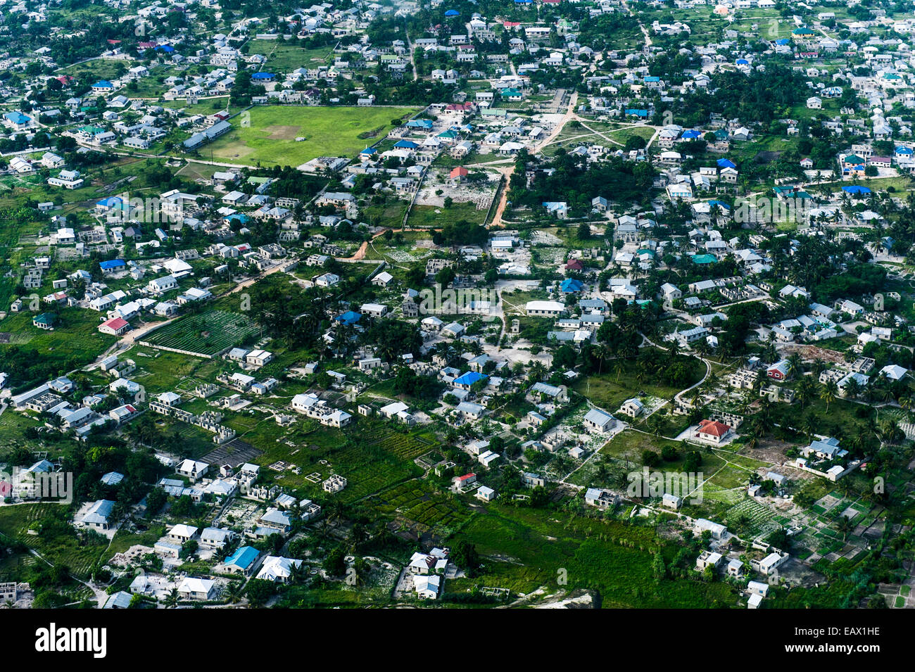 Eine dicht besiedelte Gemeinde drängten sich um Zersiedelung von Dar Es Salaam. Stockfoto