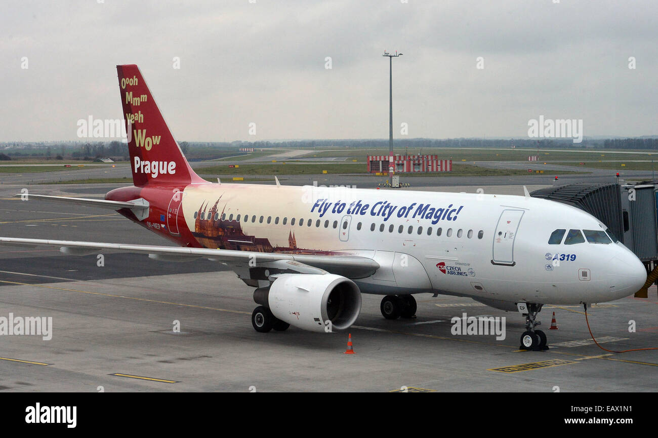 Prager Informationsdienst und Czech Airlines neue Aufkleber mit dem Logo und Motiv von Prag für den Airbus A319 in Prag, Tschechische Republik, 21. November 2014 eingeführt. (CTK Foto/Michal Dolezal) Stockfoto