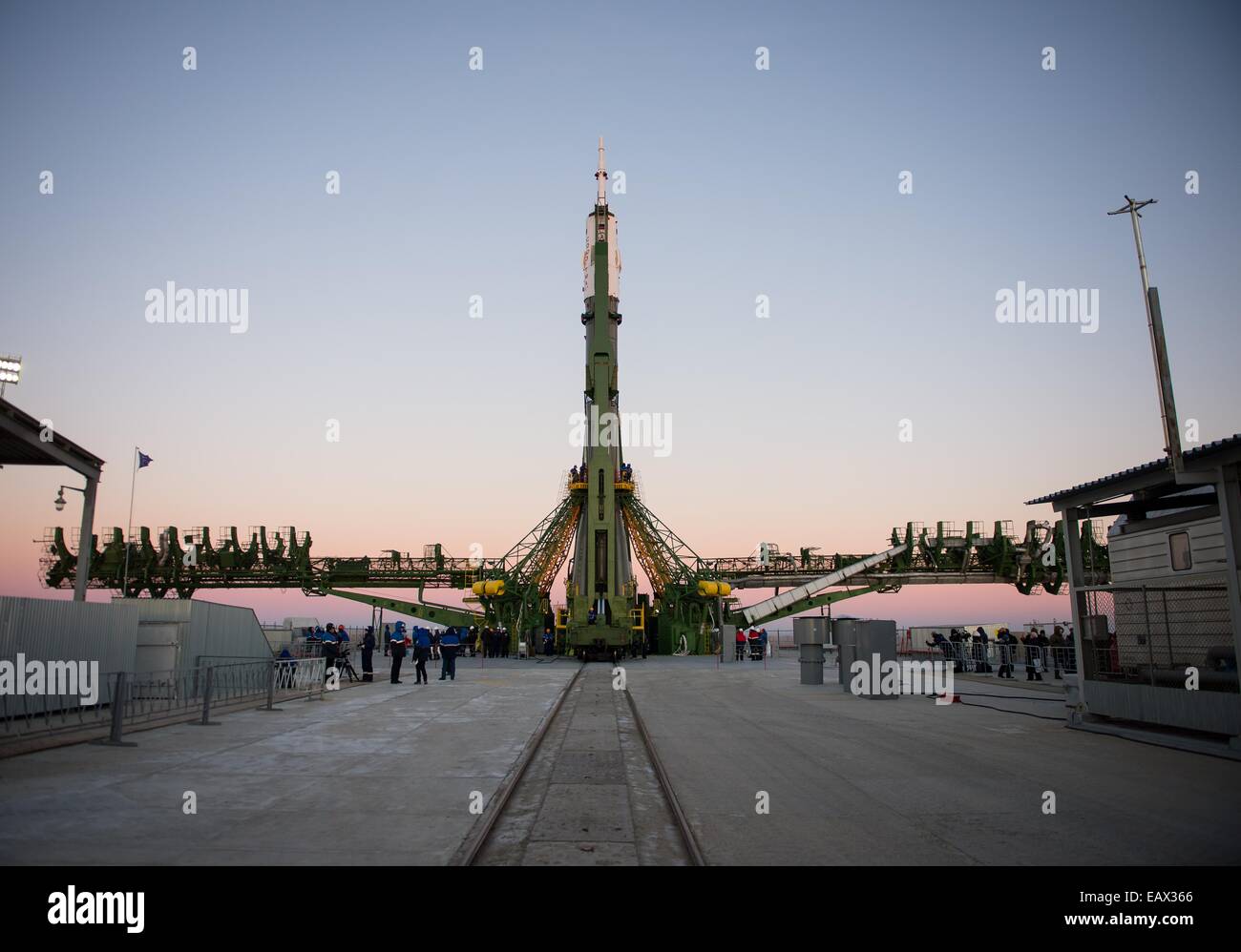 Das Raumschiff Sojus TMA - 15M ist in Position auf der Startrampe in Baikonur Kosmodrom 21. November 2014 in Kasachstan gerollt. Start der Sojus Rakete ist für den 24. November geplant und führt Expedition 42 Crew für eine fünf und eine Hälfte Monat Mission auf der internationalen Raumstation ISS. Stockfoto