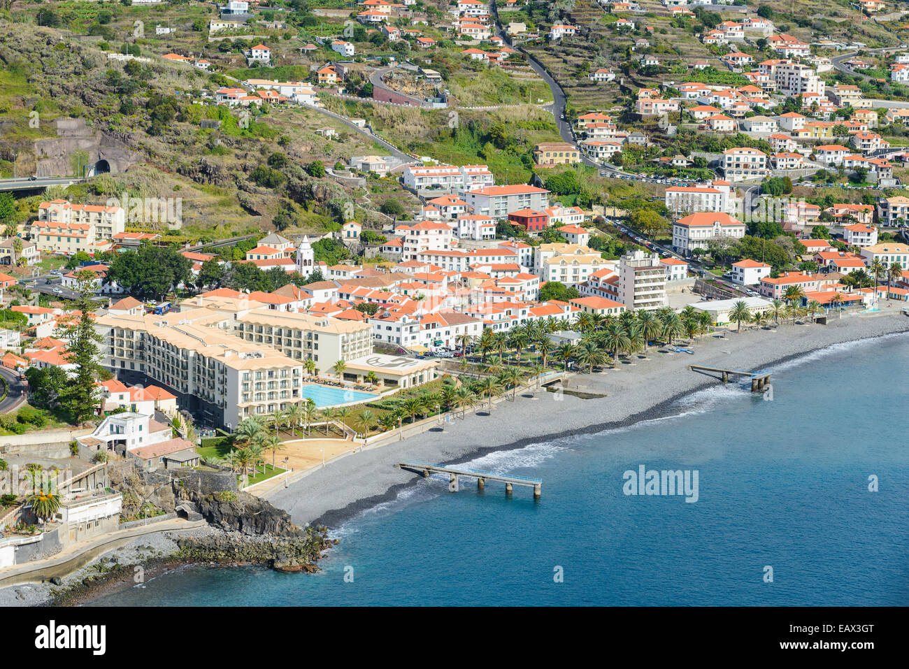 Weitläufige Stadt am Rand des Wassers. Santa Cruz, Madeira Stockfoto