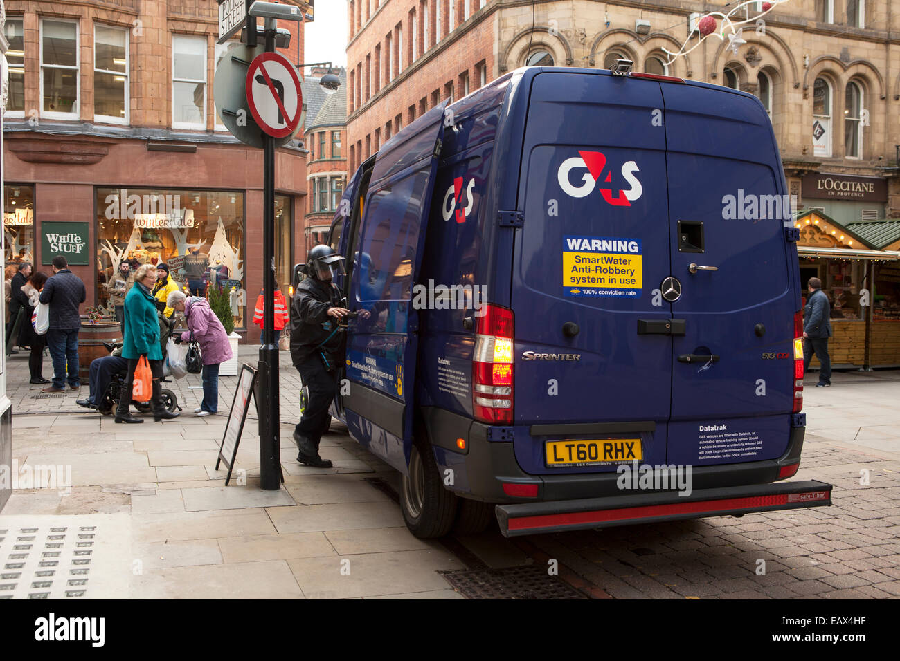 G4S Sichern Sie sich Bargeld in Sprinter Transit van mit Wachmann Betreten Fahrzeug 'Police Street' Manchester City Centre, UK Stockfoto