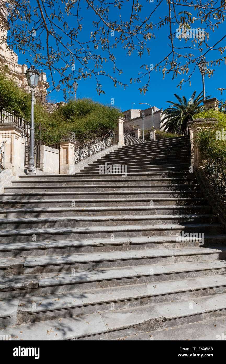 Stufen führen zu den öffentlichen Gärten des Orti dei Piombi unterhalb der Kathedrale in Modica, Sizilien, Italien, im Frühling Stockfoto