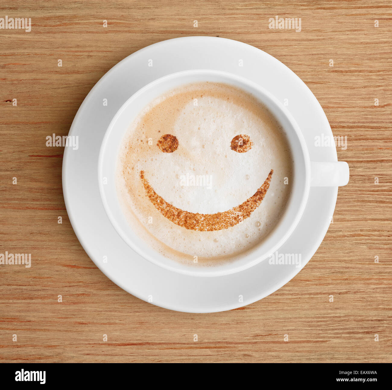Smilling Cappuccino oder Latte Kaffeetasse Draufsicht Stockfoto