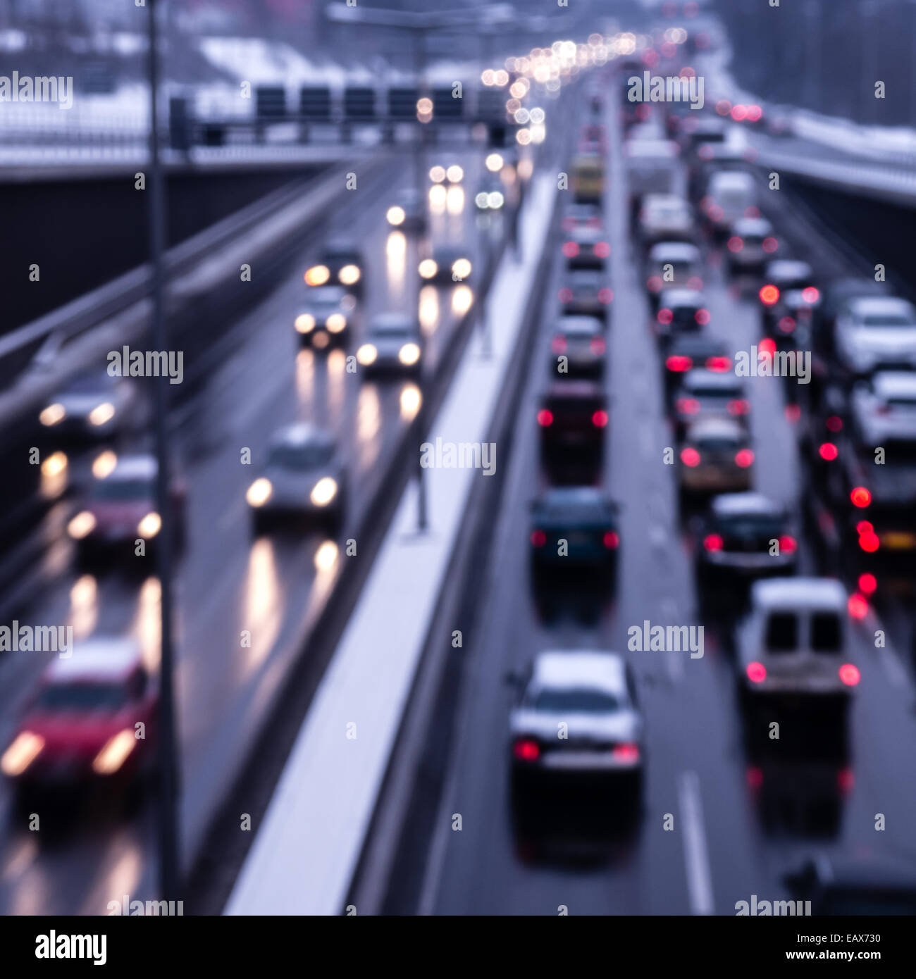 Autolichter auf Autobahn Abend Stockfoto