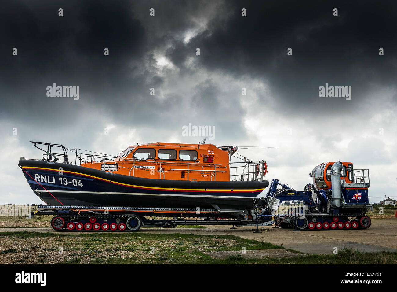 Sturm rider Das relief Shannon'S class Lifeboat' auf einem Anhänger bereit, am Dungeness in Kent, um gestartet zu werden. Stockfoto