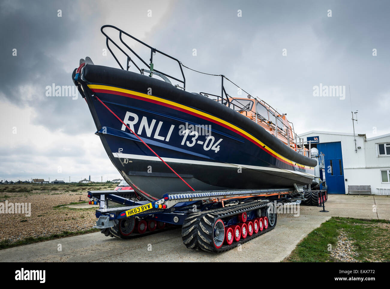 Das Relief Shannon Klasse RNLI Rettungsboot 'Storm Rider' auf einem Anhänger, der in Dungeness in Kent gestartet werden soll. Stockfoto