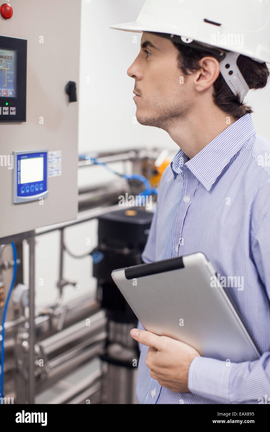 Techniker überprüfen Industrieanlagen in Betrieb im Werk Stockfoto