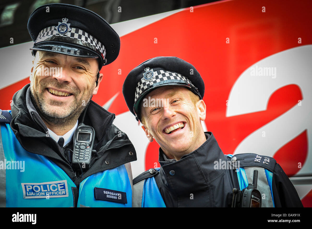 Zwei glückliche Metropolitan Polizisten bei einer Demonstration. Stockfoto