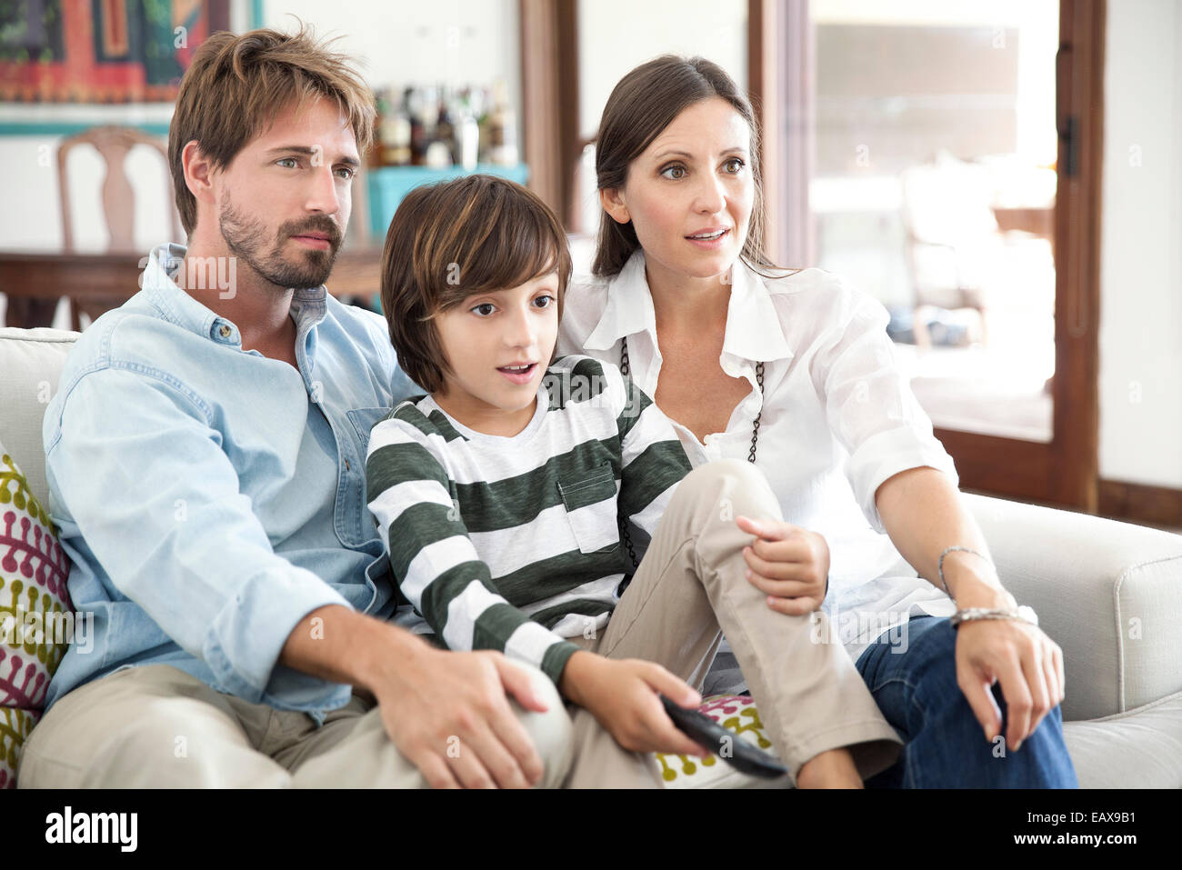 Familie vor dem Fernseher zusammen Stockfoto