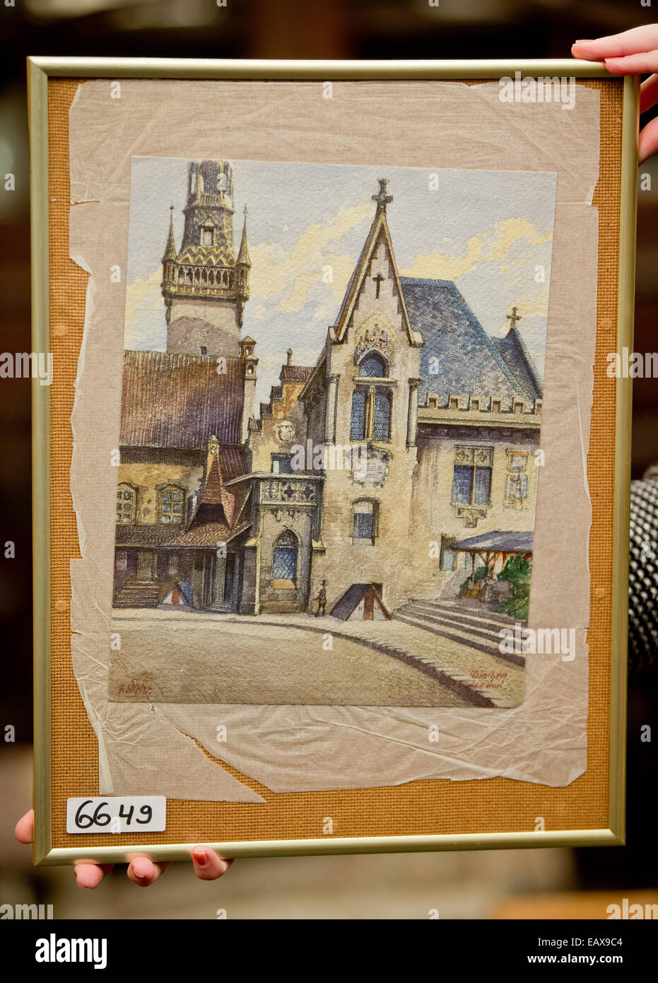 Das Wasser Farbe malen "Altes Rathaus" (lit.) Altes Rathaus), die angeblich von Adolf Hitler, gemalt wurde bei einem Auktionshaus in Nürnberg, 20. November 2014 gesehen wird. Das Gemälde werden Auktion durch das Auktionshaus Weidler am 22. November 2014. Der Mindestpreis beträgt 4500 Euro. Foto: Daniel Karmann/dpa Stockfoto