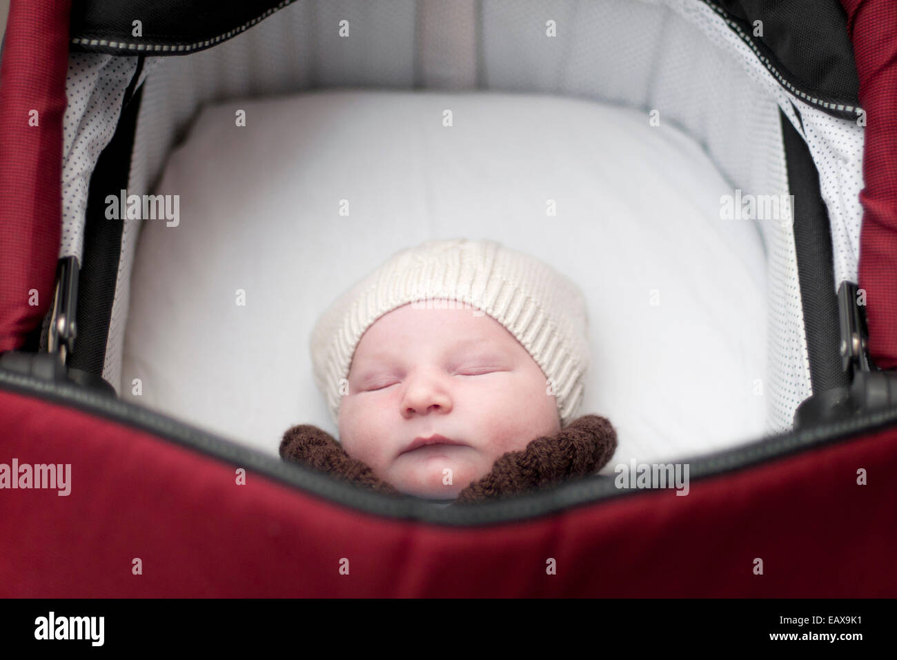 Baby im Kinderwagen schläft Stockfoto