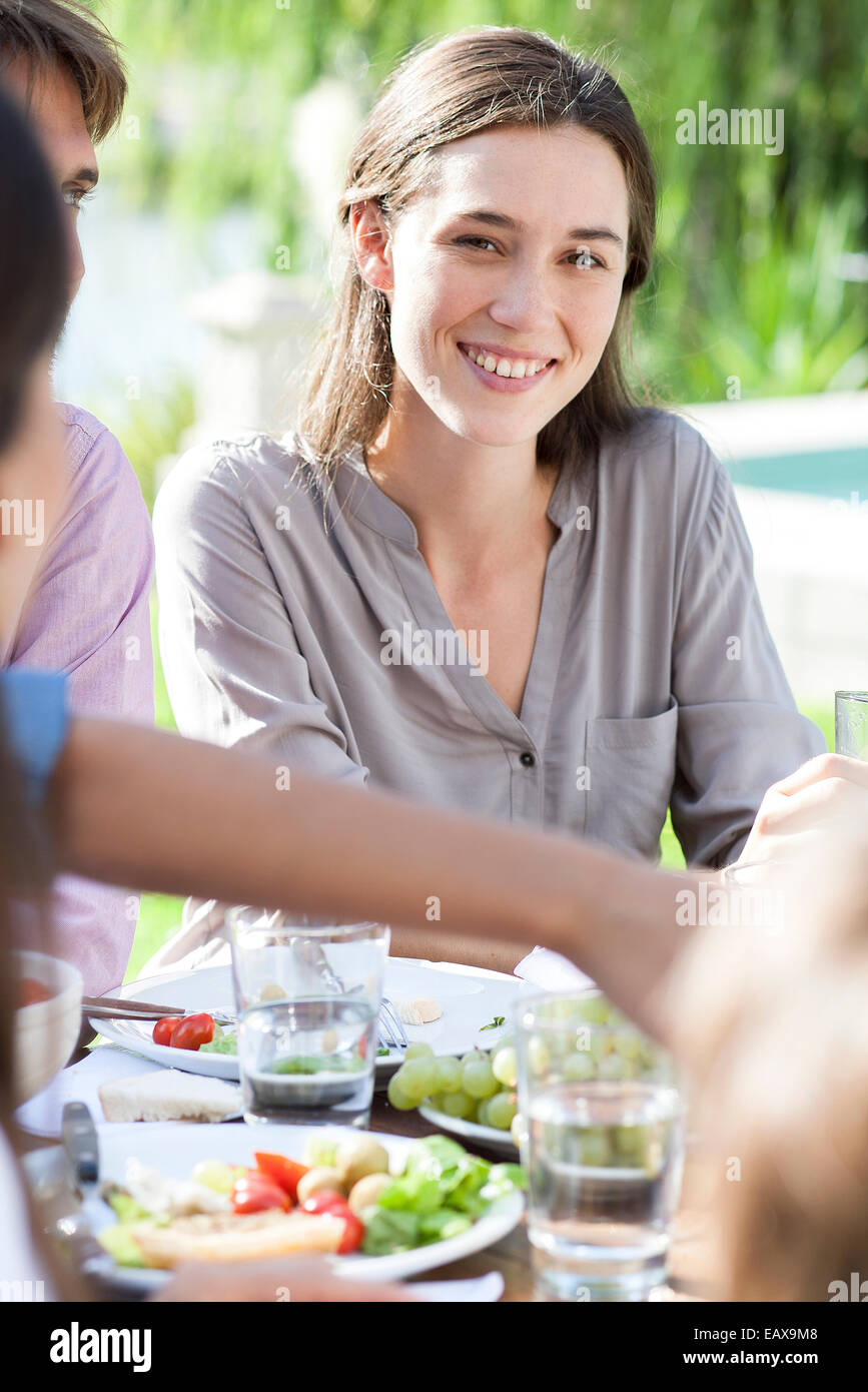 Junge Frau genießt Picknick im grünen Stockfoto