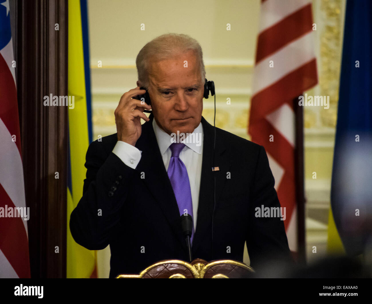 Kiew, Ukraine. 21. November 2014. Vizepräsident Joseph Biden--Wenn die Aggression Russlands, wird es mehr bezahlen! -sagt Joe Biden heute 21. November 2014 in Kiew, Ukraine. Gespräch mit Russland über die Schwächung der Sanktionen werden erst nach ihrer Minsk Vereinbarungen - insbesondere den Abzug der Truppen und die Freilassung der Gefangenen. Dies war durch Vizepräsident Joseph Biden an der Verbindungsstelle mit dem Präsidenten der Ukraine Petro Poroschenko Presseerklärung erklärt. Bildnachweis: Igor Golovnov/Alamy Live-Nachrichten Stockfoto