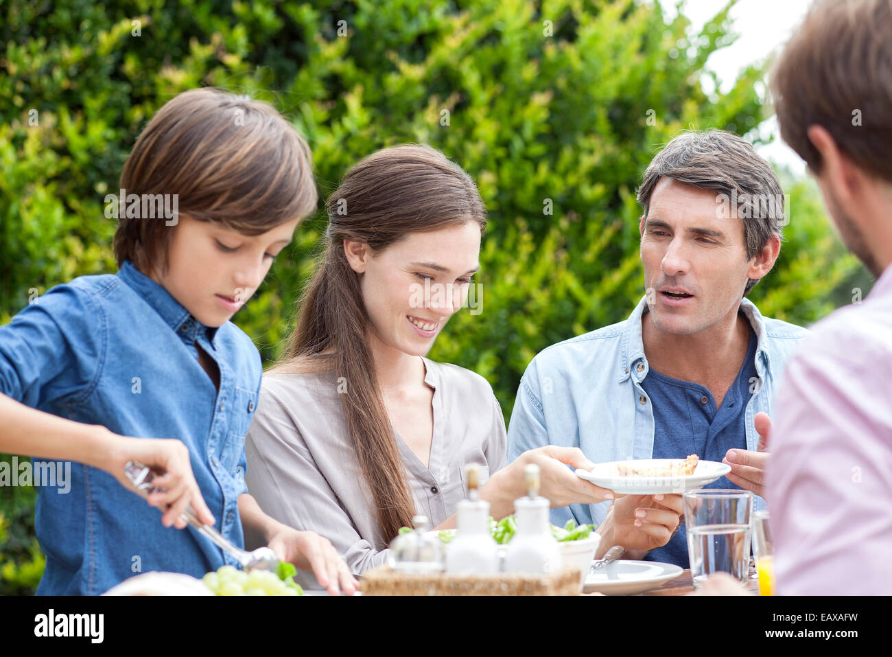 Familie zusammen Essen bei Outdoor-Treffen Stockfoto