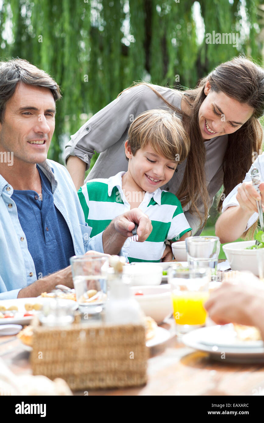 Familie zusammen Essen bei Outdoor-Treffen Stockfoto