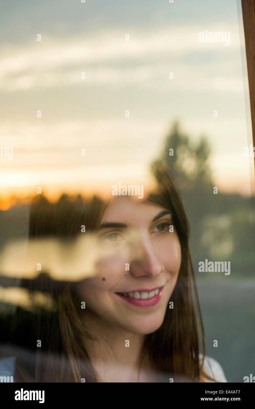 Frau Betrachtung private Zukunft beim Sonnenaufgang zu beobachten Stockfoto