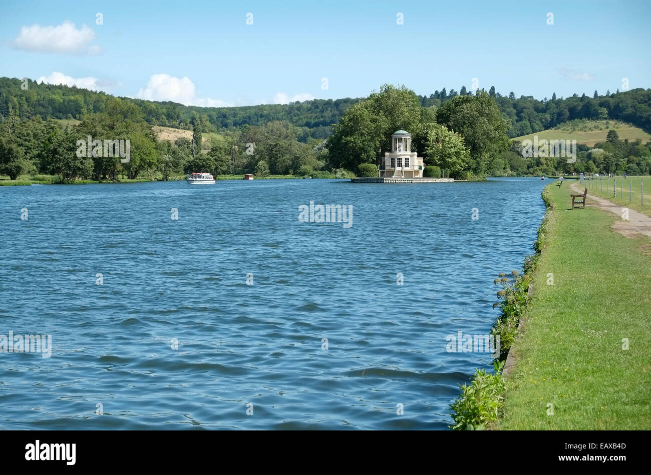 England, Henley-on-Thames, die aus dem 18. Jahrhundert Torheit auf Tempelinsel, Themse ist der Beginn der Henley Regatta-Ruderregatta Stockfoto