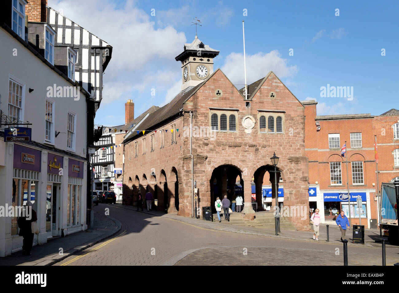 England, Herefordshire, Ross-on-Wye. Der rote Sandstein Market House dominiert das Stadtzentrum wie es seit Jahrhunderten ist. Stockfoto