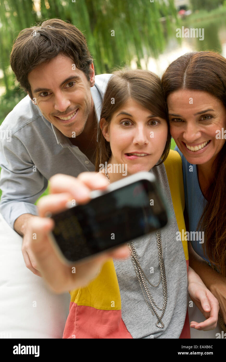 Junge Frau, die die Selfie mit Eltern Stockfoto