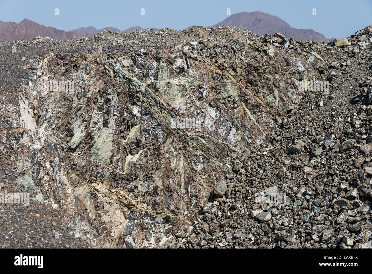 Mafic magmatischen Gesteinen (Gabbro) in einem Bergwerk Grube ausgesetzt. Oman. Stockfoto