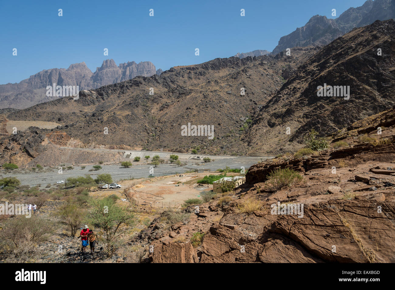 Touristen Wandern in den Bergen. Oman. Stockfoto