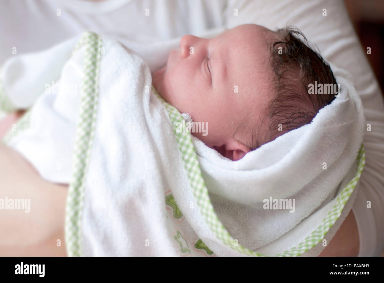 Neugeborenes Baby gepuckt in Decke schlafen Stockfoto