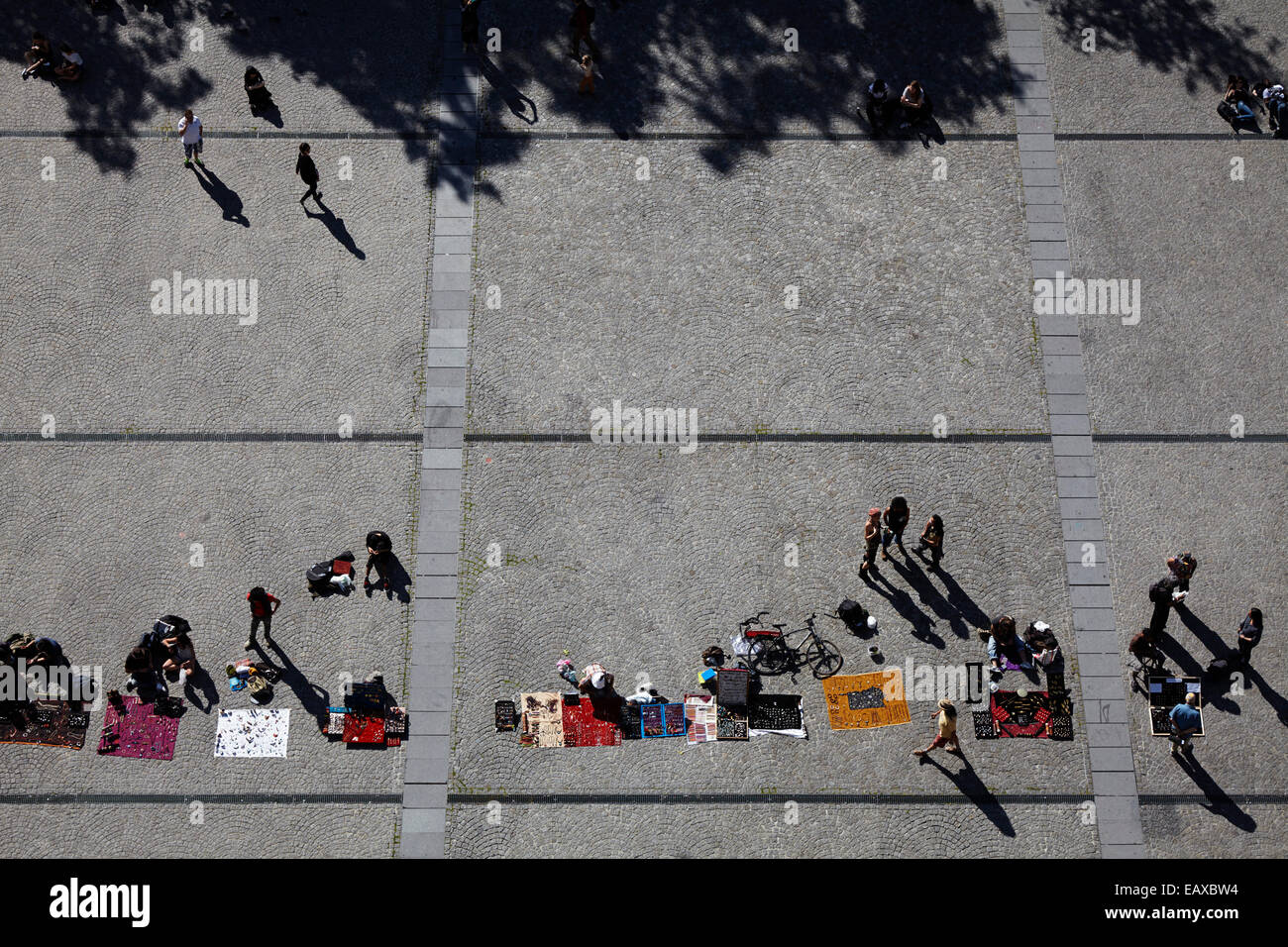 Blick hinunter auf Menschen außerhalb Centre Georges Pompidou, Paris Stockfoto