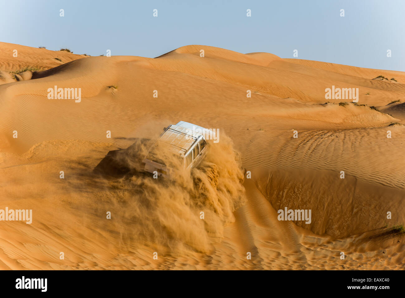 Ein Allrad-Antrieb-Jeep fahren über Sanddünen in der Wüste von Oman. Stockfoto