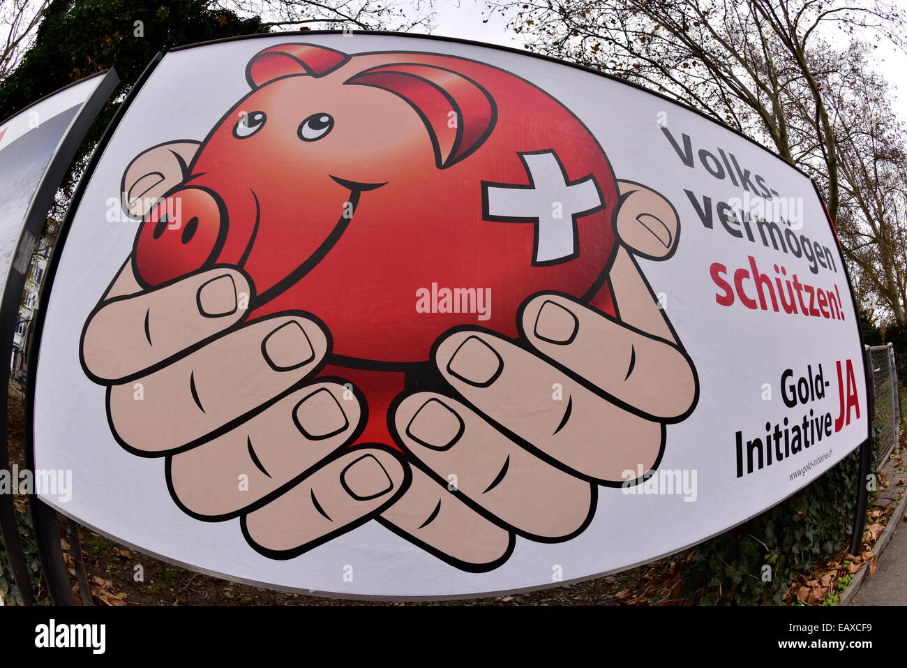 Zürich, Schweiz. 21. November 2014. Eine große Referendum Wahlplakat für die Schweizer "Gold-Initiative" an einer Straße in Zürich. Mit einer Woche zu gehen wird die Kampagne für das Referendum der Schweizer Gold-Initiative in voller Stärke in der ganzen Schweiz. Das umstrittene Referendum strebt zu zwingen, die Schweizerische Nationalbank, mindestens 20 % aller Vermögenswerte in physisches Gold zu halten. Bildnachweis: Erik Tham/Alamy Live-Nachrichten Stockfoto
