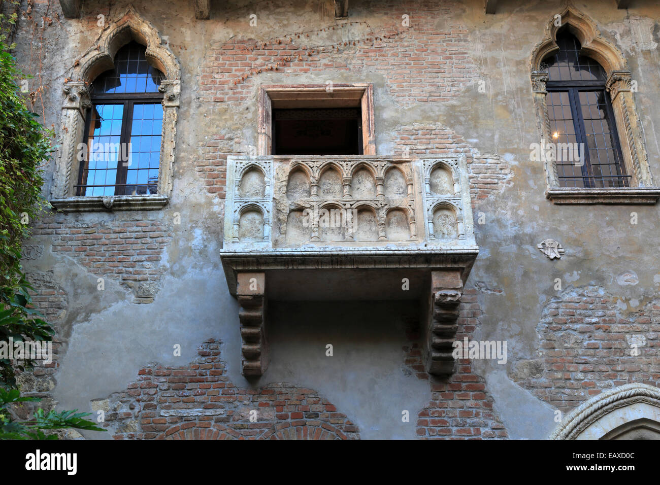 Marmor-Balkon, Casa di Giulietta, das Haus der Julia in Verona, Italien, Region Venetien. Stockfoto