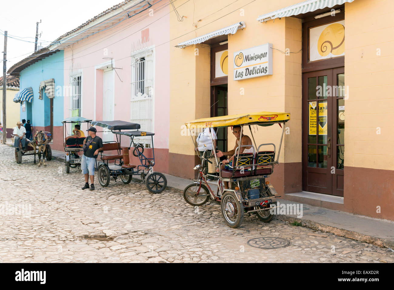 TRINIDAD, Kuba - 8. Mai 2014: Das urbane Stadtbild, Fahrradrikscha in Trinidad, Republik Kuba unterwegs Stockfoto