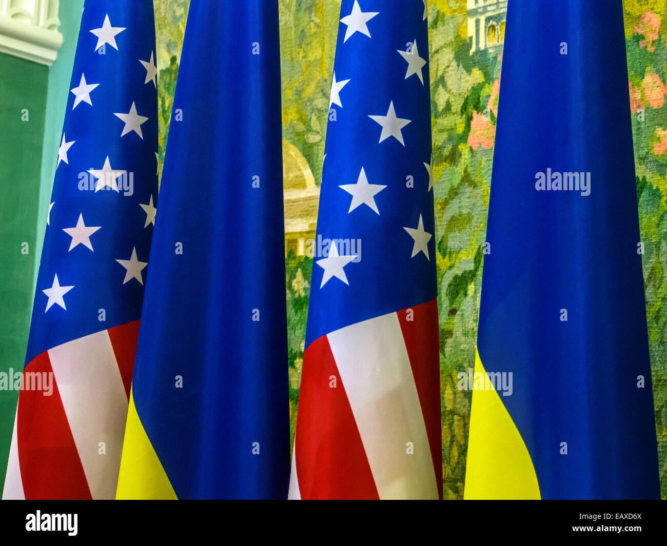Kiew, Ukraine. 21. November 2014. USA und ukrainische Fahnen--kündigte US-Vizepräsident Joe Biden in Kiew, um militärische Hilfe für die Ukraine in seinem Konflikt mit Russland zu erhöhen. Allerdings hat die russische Führung die Präsenz ihrer Truppen in der Donbass bestritten. Bildnachweis: Igor Golovnov/Alamy Live-Nachrichten Stockfoto