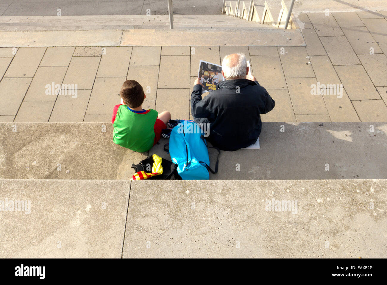 Spanien-Katalonien-Barcelona-Amateur Fußball-Fußball-Spieler-Spiel. Opa Enkel zum Training bringen Stockfoto