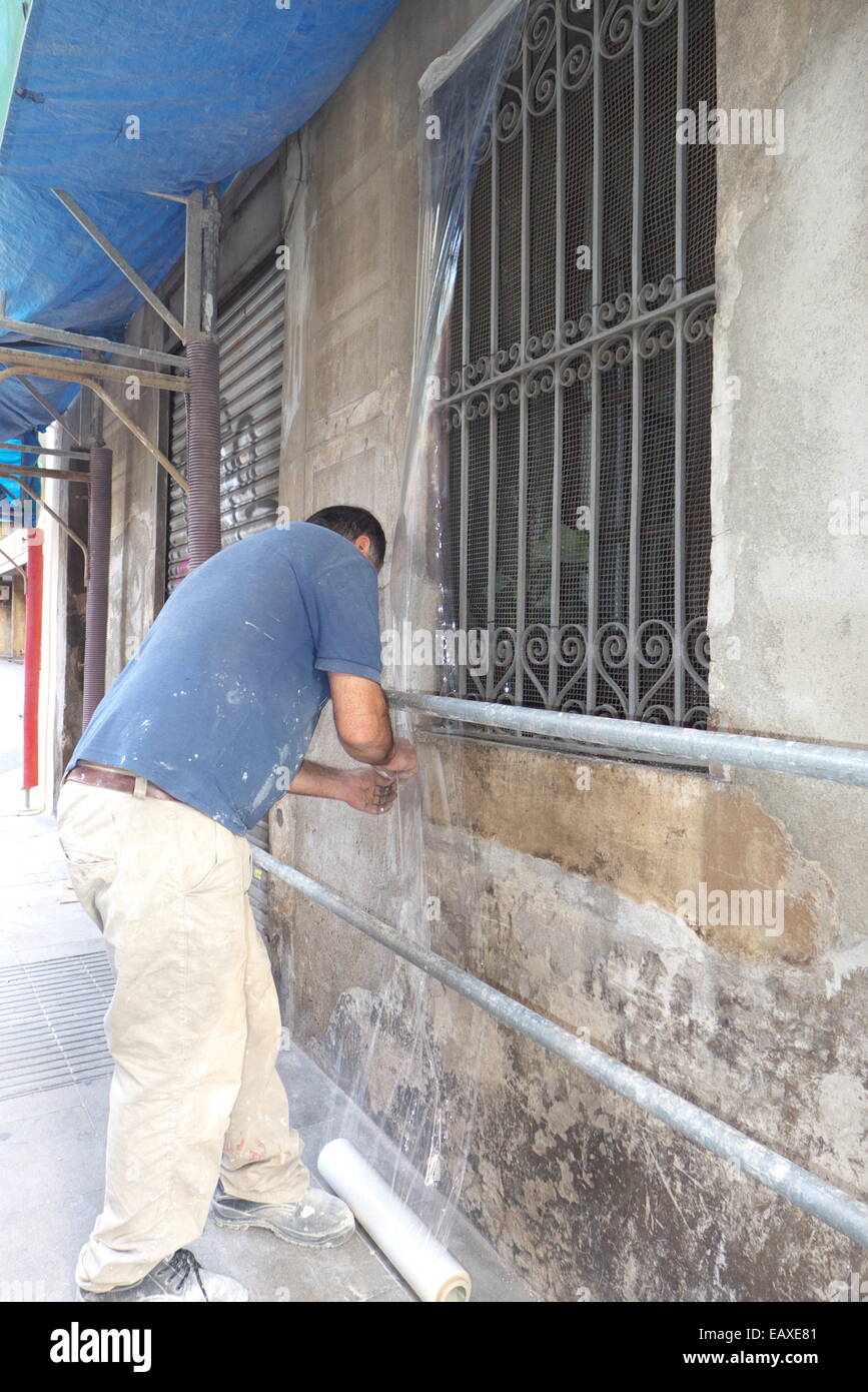 Spanien-Katalonien-Barcelona-Bauarbeiter, die Renovierung eines Hauses Stockfoto