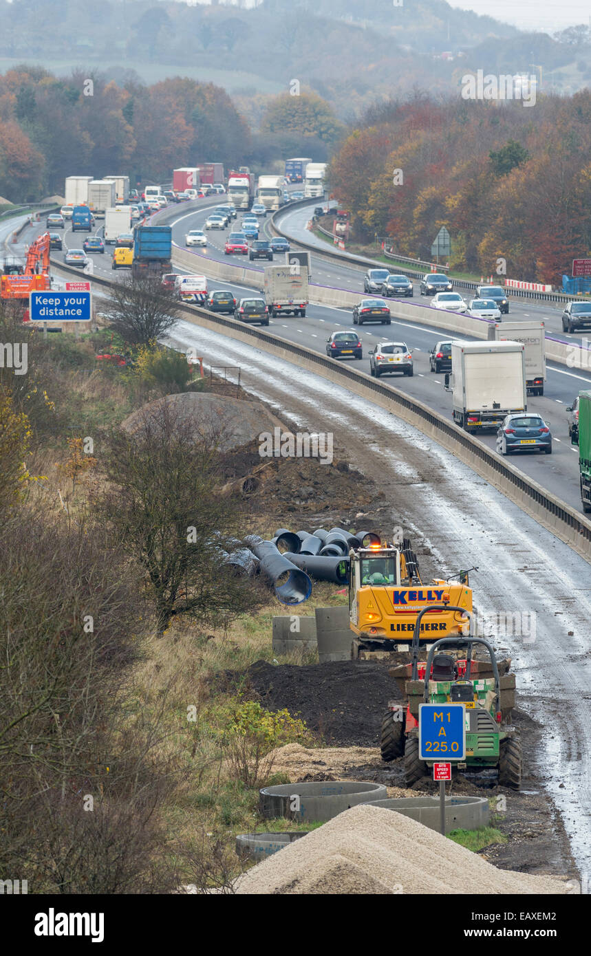 Schwere Autobahnverkehr durchläuft Road arbeitet auf der M1 in Derbyshire Kreuzung 28 bis 29. Stockfoto