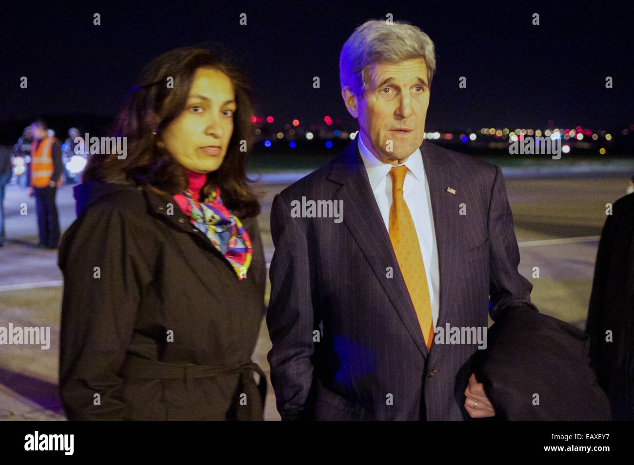 US-Außenminister John Kerry steht mit Botschaft Paris stellvertretender Leiter der Mission Uzra Zeja nach der Ankunft in Paris am 4. November 2014, für eine Reise nach Frankreich, China und Oman zur Unterstützung von Präsident Obama Besuch in Asien und für weitere Gespräche über Stockfoto