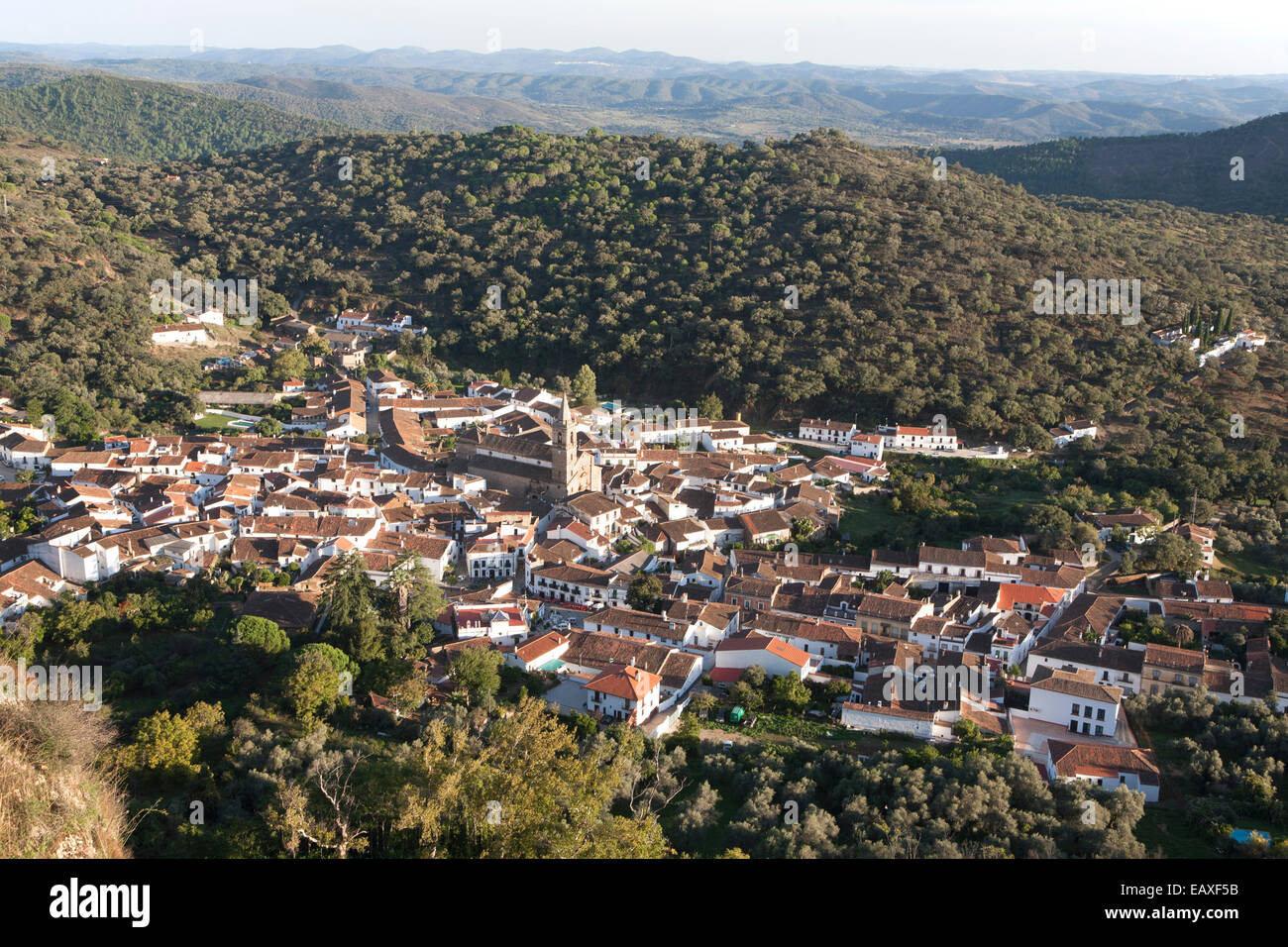 Obenliegende schrägen Winkel Ansicht des Dorfes Alajar, Sierra de Aracena, Provinz Huelva, Spanien Stockfoto